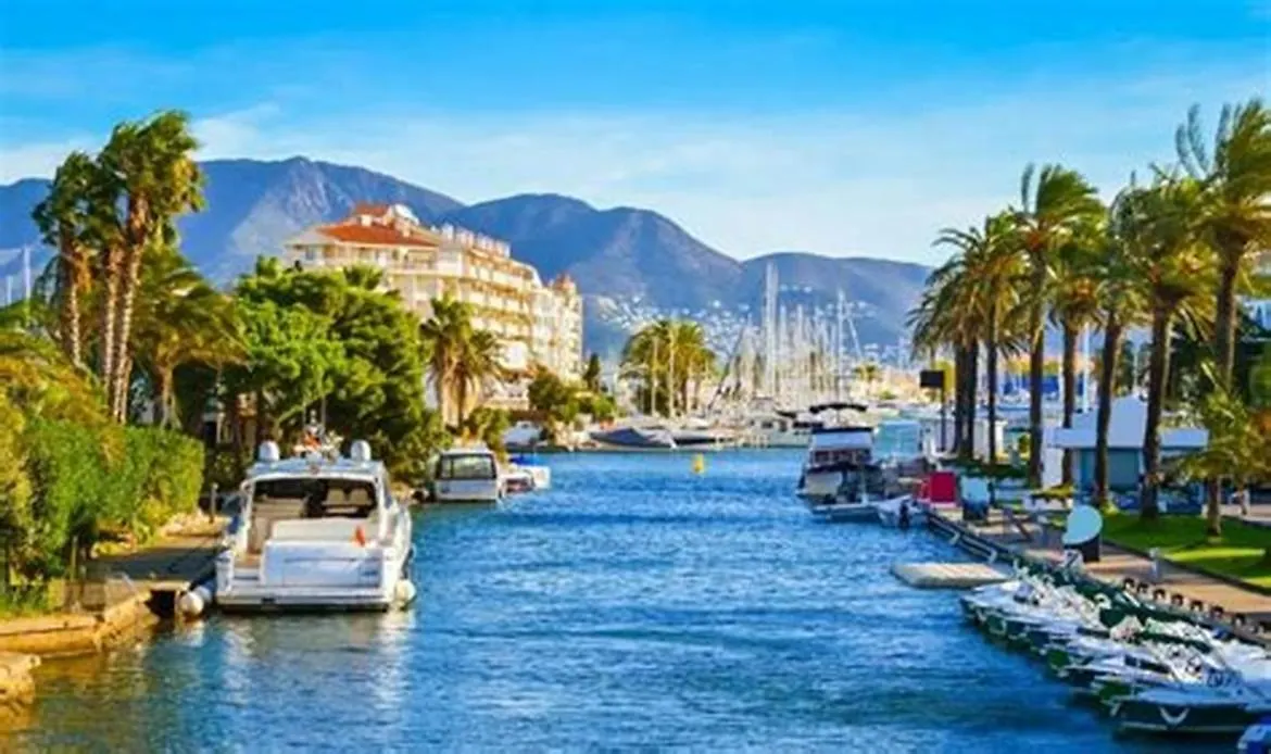 Сasa de vacaciones Villa CASA con PISCINA privada, CENTRO - WIFI Ampuriabrava